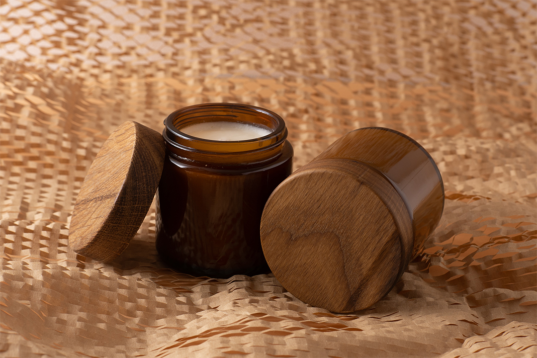 Lippenpflege-Balsam mit Teebaumöl in einem verschliessbaren Glas mit einem Holzdeckel.