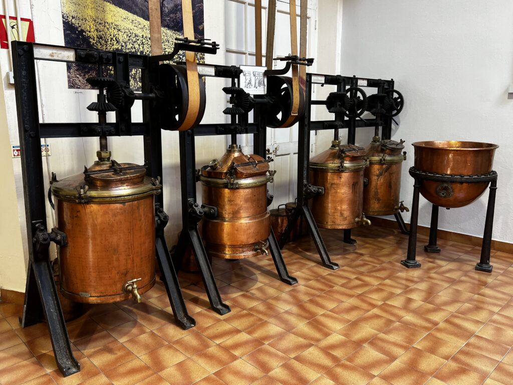 Destillationsraum und Parfümherstellung in Grasse, Frankreich - Duftgenuss - Aromapflege mit Barabra Tausch