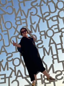 Barbara Tausch klettert auf den Nomadenkopf in Antibes für das Mentoring zur mentalen Stärke und um Blockaden zu lösen
