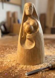 Lindenholzfigur aus der Bildhauer Werkstatt Sepp Aumüller als Symbol für Geborgenheit und den DUFTGENUSS Lebensfluss beim Blockaden lösen